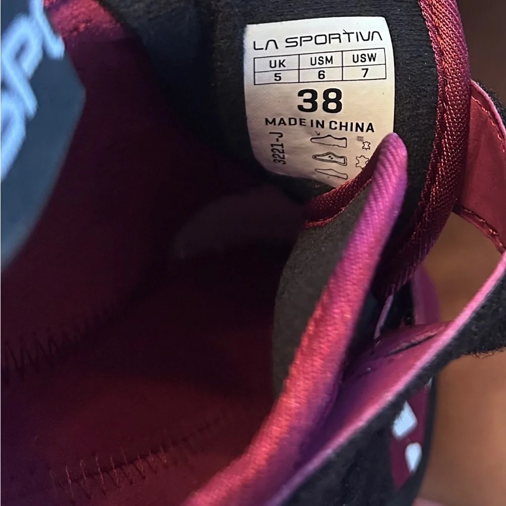 La Sportiva Women's Pink Tarantulace Climbing Shoes, New in box Size 6